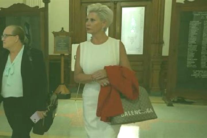 Plundering Pirates - Hold and Win slot machine